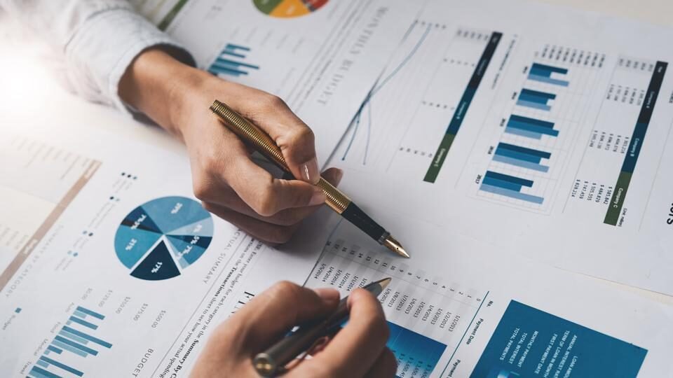 how many jobs are available in finance